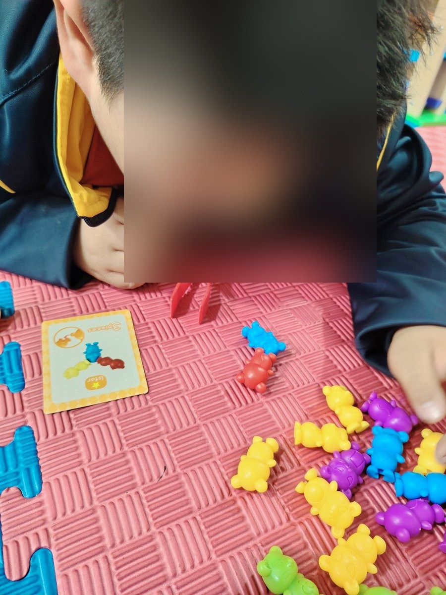 Figuras de colores organizadas sobre una mesa